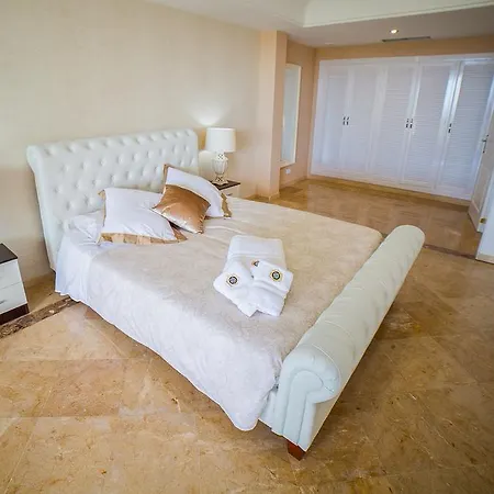 Ξενοδοχείο με διαμερίσματα Banus Beach 4*