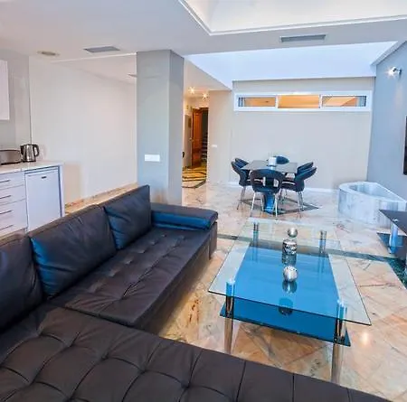 Ξενοδοχείο με διαμερίσματα Banus Beach 4*
