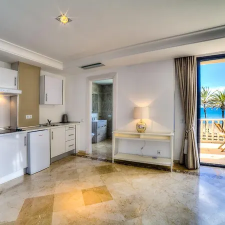 Banus Beach アパートホテル 4*